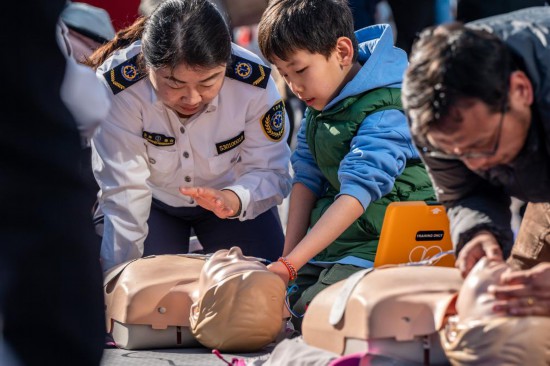 云南省急救中心的醫(yī)師講授心肺復(fù)蘇方法技巧。新華社記者 胡超 攝
