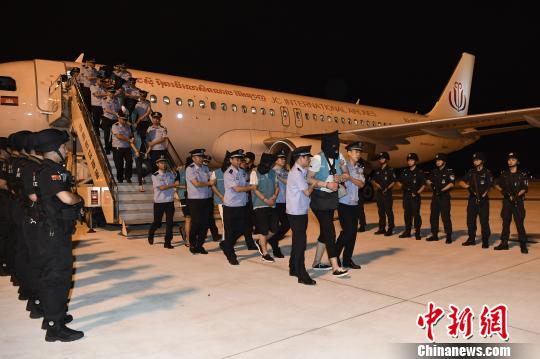 犯罪嫌疑人乘機(jī)抵達(dá)成都?!“苍?攝