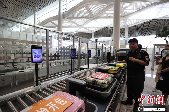 （高質(zhì)量發(fā)展調(diào)研行）探訪海口美蘭國際機(jī)場封關(guān)運(yùn)作項目：將實現(xiàn)旅客“無感通關(guān)”