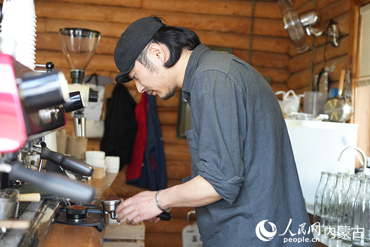 喻曉在小木屋中制作咖啡。人民網(wǎng)記者 李睿攝