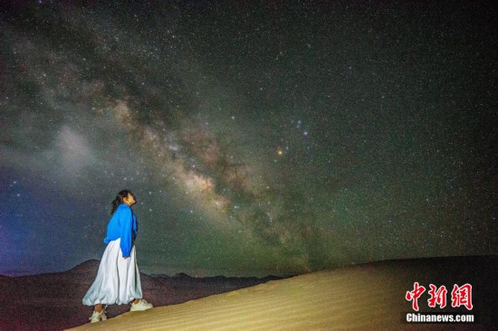圖為6月20日晚，游客在西藏阿里暗夜公園與銀河“合影”。曹枝清 攝