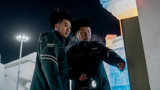 長(zhǎng)春市冰雪新天地園區(qū)內(nèi)，長(zhǎng)春市雙陽(yáng)區(qū)供電公司工作人員正在檢查低壓配電箱。新華社記者 段續(xù) 攝