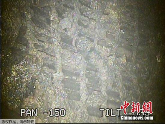 當(dāng)?shù)貢r間2月2日，東京電力公司公布對福島第一核電站2號機(jī)組反應(yīng)堆安全殼內(nèi)拍攝到的圖像。根據(jù)分析，結(jié)果顯示內(nèi)部空間輻射量推算為最大每小時530希沃特。圖為機(jī)器人拍到的受損反應(yīng)堆底部的物質(zhì)。