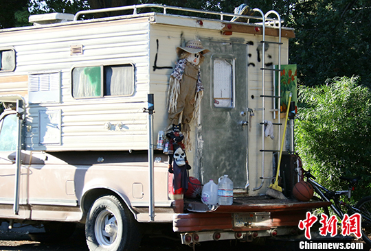 當(dāng)?shù)貢r間7月30日，美國硅谷山景城克里山托大道停靠的房車。越來越多的工薪階層無力負擔(dān)房租，選擇住在房車?yán)铩?lt;a target='_blank'  _fcksavedurl='http://www.chinanews.com/'></table>中新社</a>記者 劉丹 攝