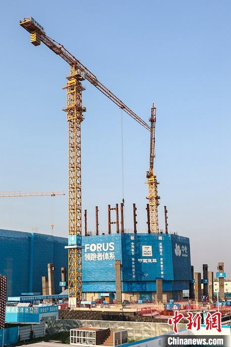 從完成頂層設(shè)計(jì)到如火如荼大規(guī)模建設(shè)，六年來，雄安新區(qū)如春天的竹子一般拔節(jié)生長，這座承載千年大計(jì)的“未來之城”已雄姿初顯。從“一張白紙”開始著墨，如今的雄安新區(qū)已是濃墨重彩的“山水畫”。<a target='_blank' href='/'>中新社</a>記者近日走訪了雄安新區(qū)多地，從“藍(lán)綠金”三色感受這座“未來之城”的巨大變化。圖為7月19日，河北雄安新區(qū)，中國中化總部基地項(xiàng)目施工現(xiàn)場。 <a target='_blank' href='/'>中新社</a>記者 易海菲 攝