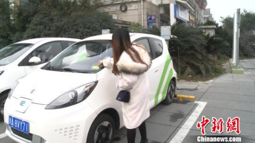資料圖：成都市民體驗(yàn)“共享汽車”?！＄娦?攝
