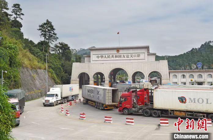 圖為中越邊境廣西憑祥市友誼關(guān)口岸?！{祥融媒體中心供圖