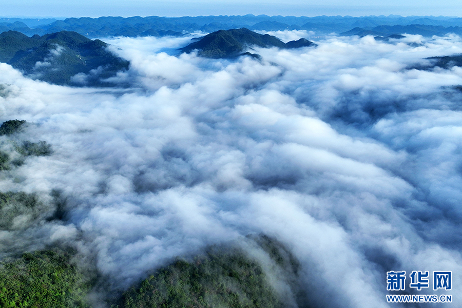 重慶：八月里云海流瀑 瞰群山如畫