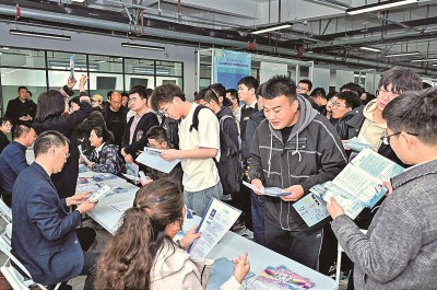 2024年3月，在蘭州大學(xué)2024屆畢業(yè)生大型春季綜合雙選會現(xiàn)場，青年學(xué)子踴躍報名西部用人單位。 蘭州大學(xué)供圖