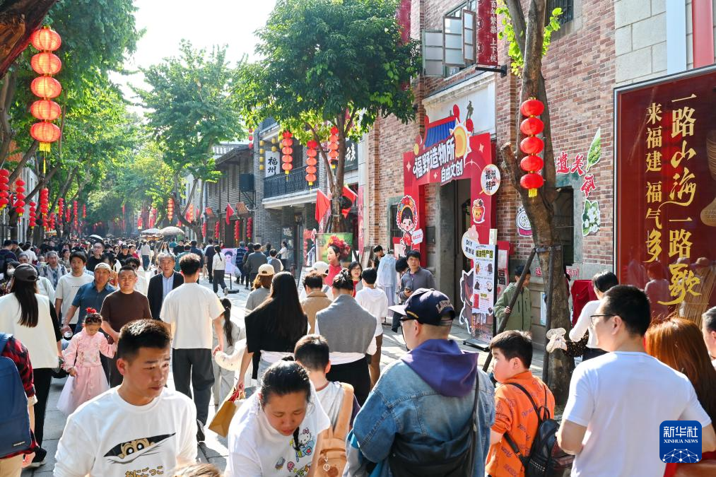 2月22日，市民游客在福州上下杭?xì)v史文化街區(qū)參觀游覽。新華社記者林善傳 攝