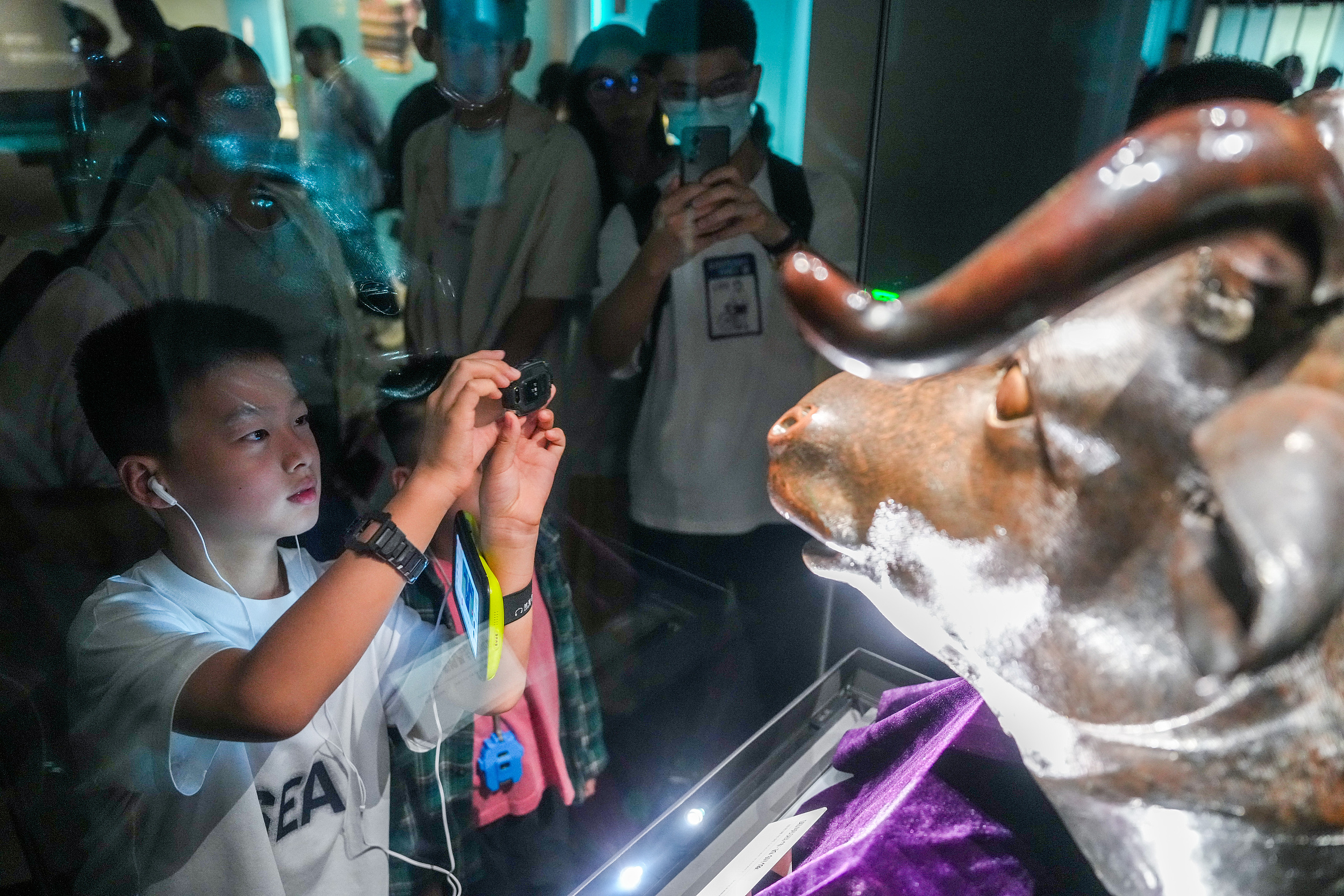 2025年6月，參加研學(xué)游的孩子在安徽博物院蜀山館參觀圓明園牛首銅像。（圖片來(lái)源：視覺中國(guó)）