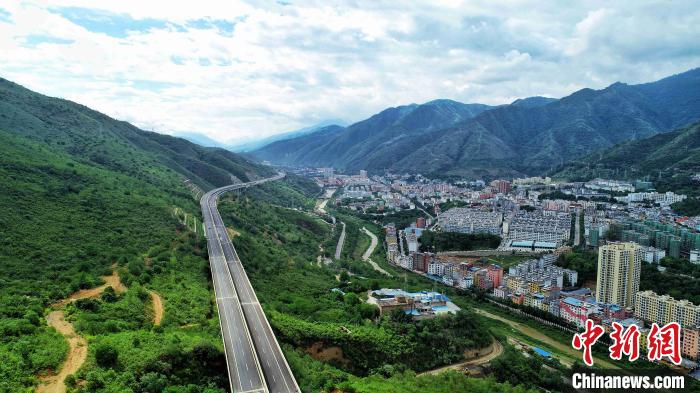 圖為航拍元江至蔓耗高速公路紅河段。云南建投集團(tuán)供圖