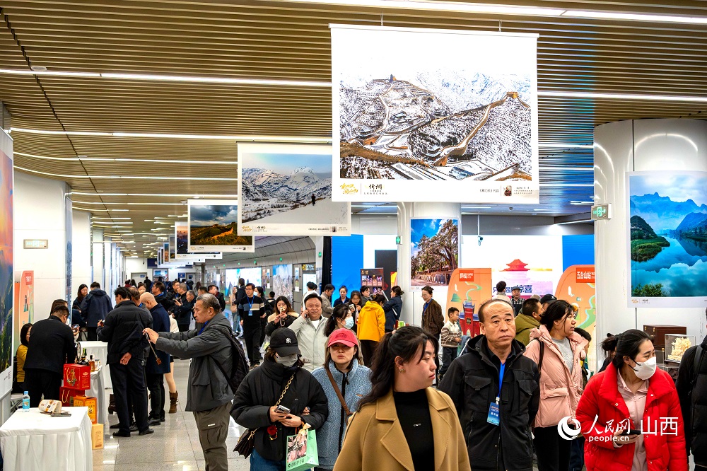 “相約忻州·盡享冬韻”暨“乘地鐵游山西”主題攝影展（忻州）在太原地鐵長風(fēng)街站啟幕。