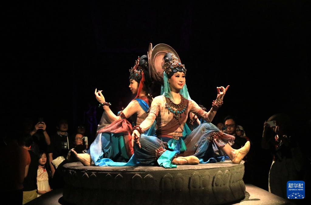 8月5日晚,游客在甘肅省敦煌市觀看大型洞窟式沉浸體驗(yàn)劇《樂動(dòng)敦煌》。 新華社發(fā)(張曉亮 攝)