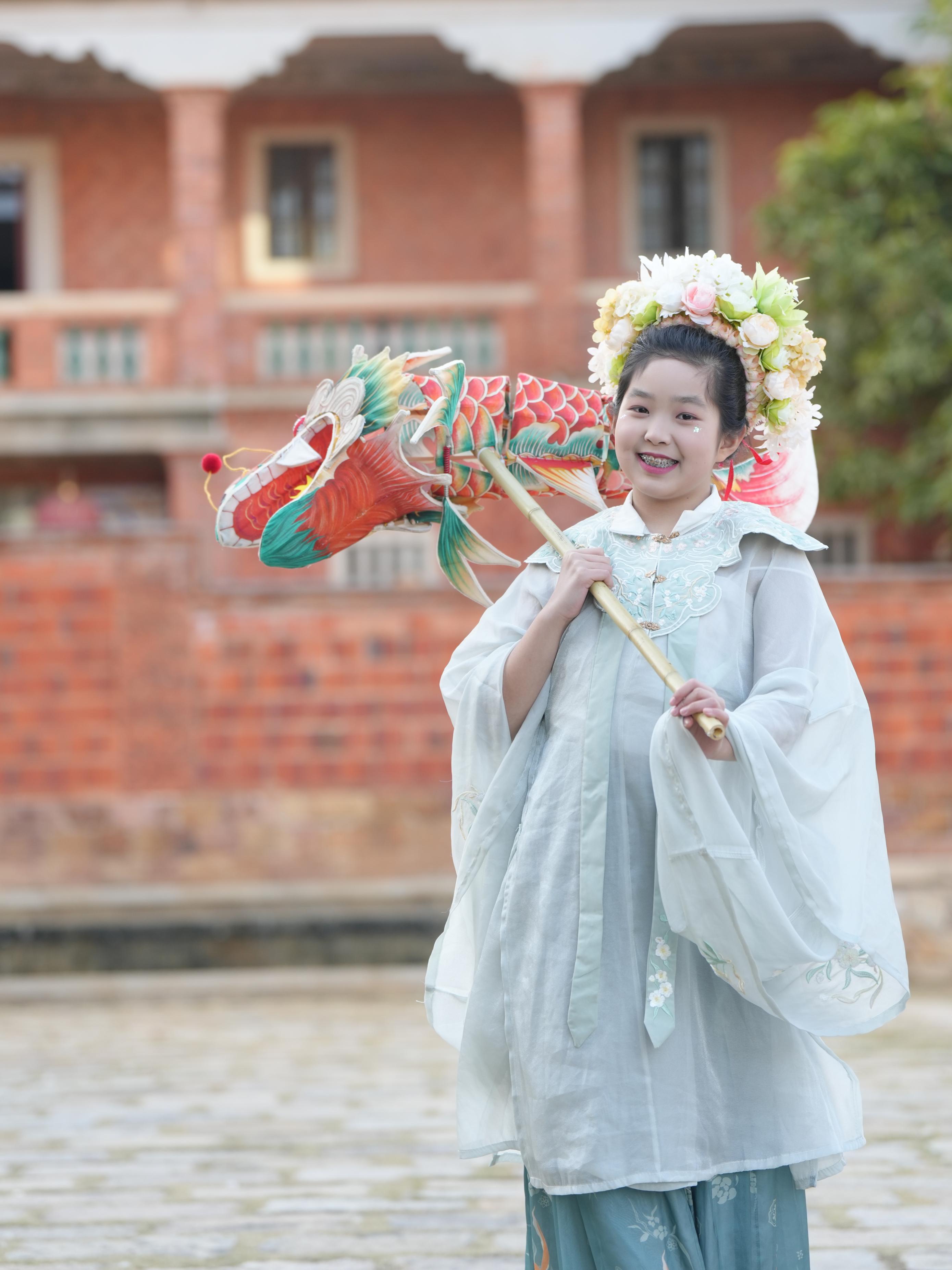 在泉州，沈女士為女兒拍下頭戴簪花的照片。受訪者供圖