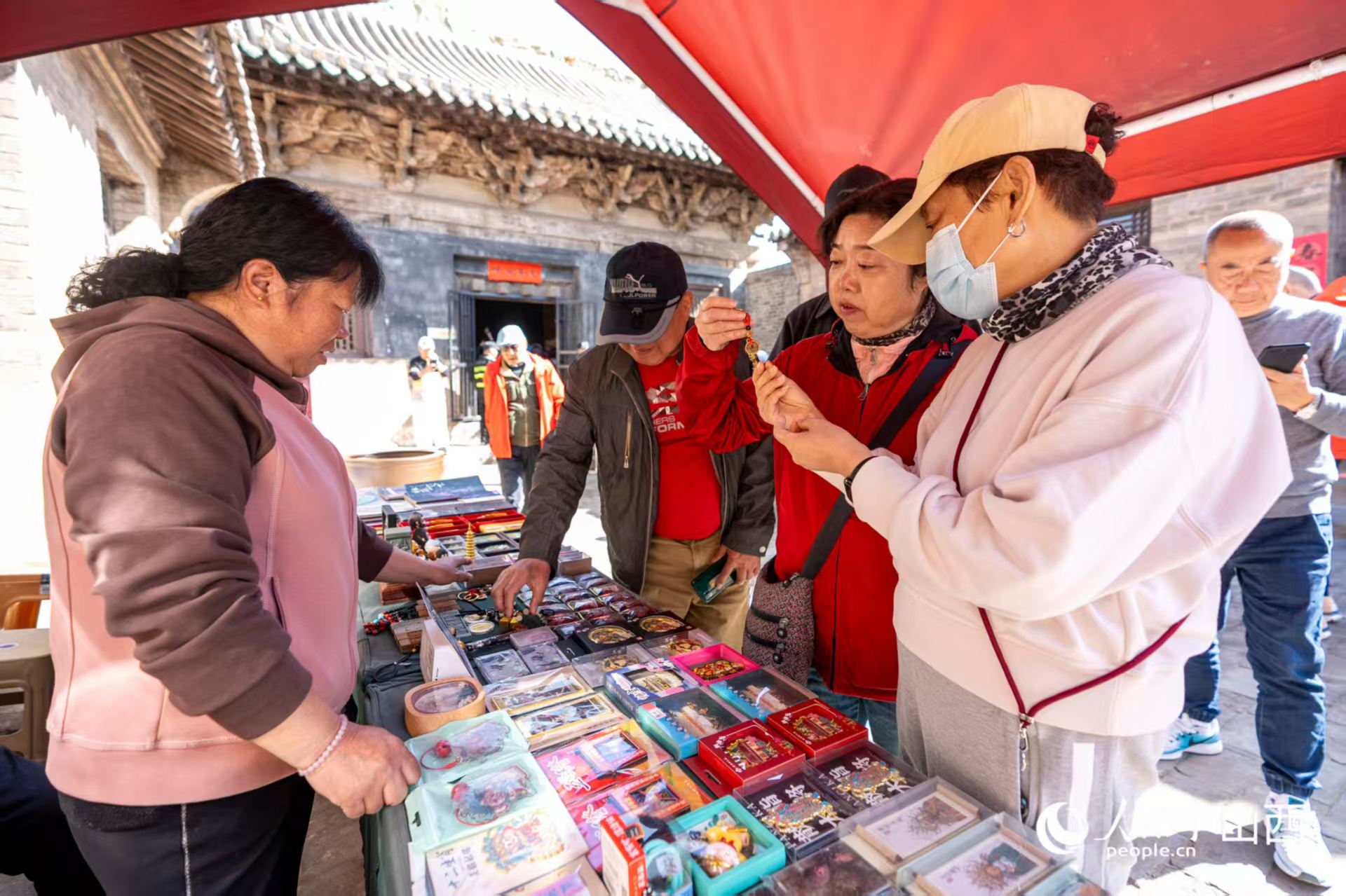 游客在山西省高平市鐵佛寺選購文創(chuàng)產(chǎn)品。人民網(wǎng)記者 盧鵬宇攝