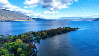 大理洱海畔。