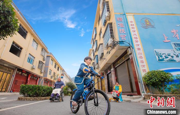 溪邳村一角?！菓c堂 攝