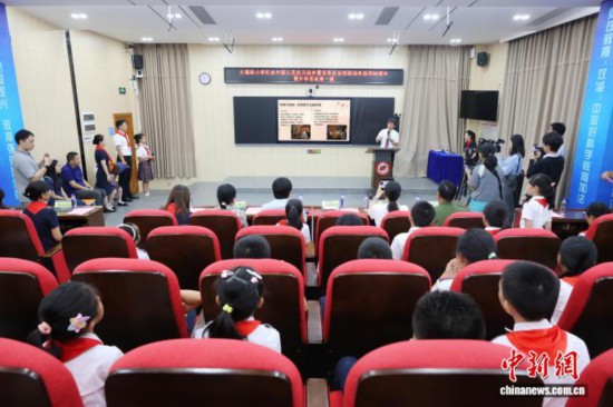 廣州中醫(yī)藥大學(xué)副校長、廣東省中醫(yī)院院長張忠德向?qū)W生講述“抗戰(zhàn)中的中醫(yī)藥”。吳遠(yuǎn)團(tuán) 攝