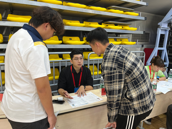 招聘會(huì)上,老師為畢業(yè)生開展就業(yè)指導(dǎo)。校方供圖