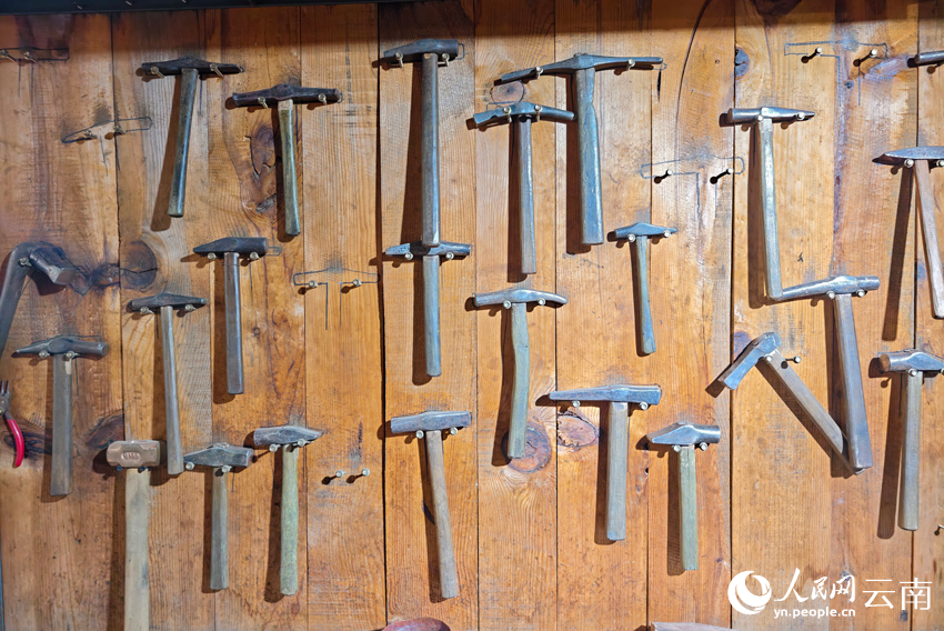 新華村銀器加工作坊里的小錘。人民網(wǎng)記者 符皓攝