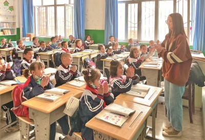 2023年5月，西北師范大學(xué)學(xué)生在新疆阿克蘇地區(qū)溫宿縣吐木秀克鎮(zhèn)第一小學(xué)實習(xí)支教。 卓杰攝