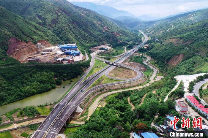 圖為航拍元江至蔓耗高速公路紅河段。云南建投集團(tuán)供圖