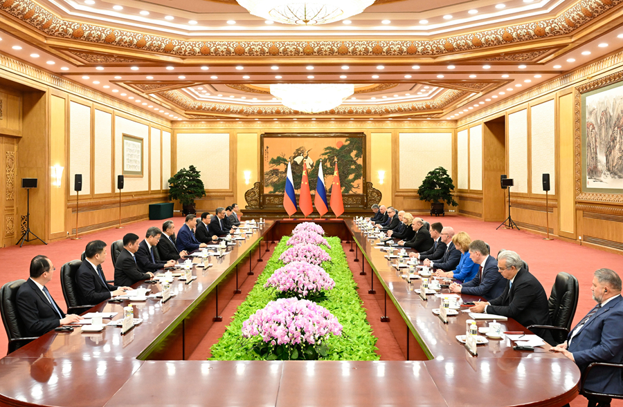 11月4日上午，國家主席習近平在北京人民大會堂會見俄羅斯總理米舒斯京。