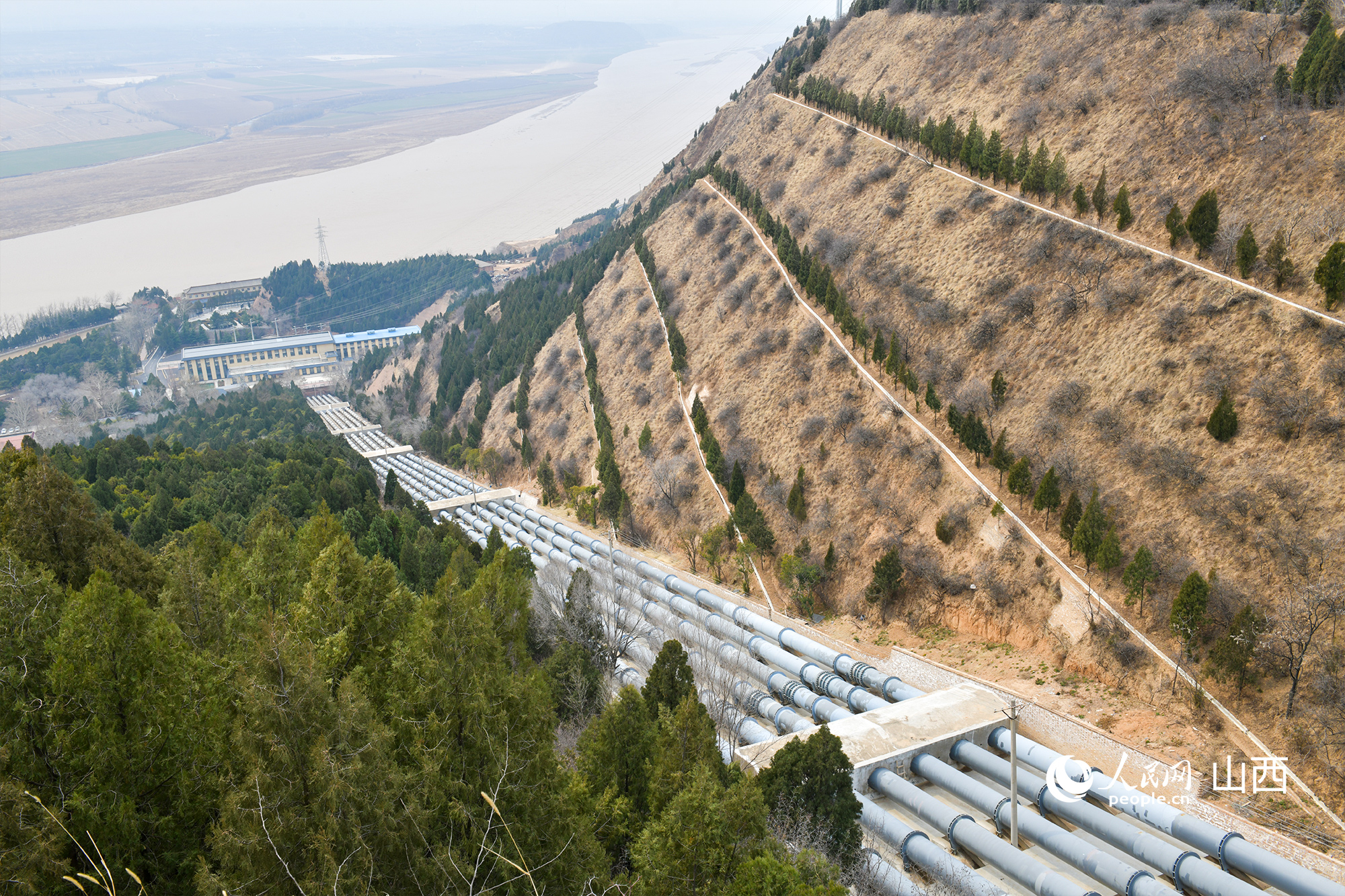 大禹渡灌區(qū)6條約700米的管道將黃河水引上旱塬。人民網(wǎng)記者 焦搏文攝