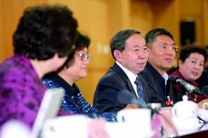 3月8日，全國(guó)政協(xié)舉行教育界別聯(lián)組會(huì)議，教育部部長(zhǎng)袁貴仁右三到會(huì)聽取建議。