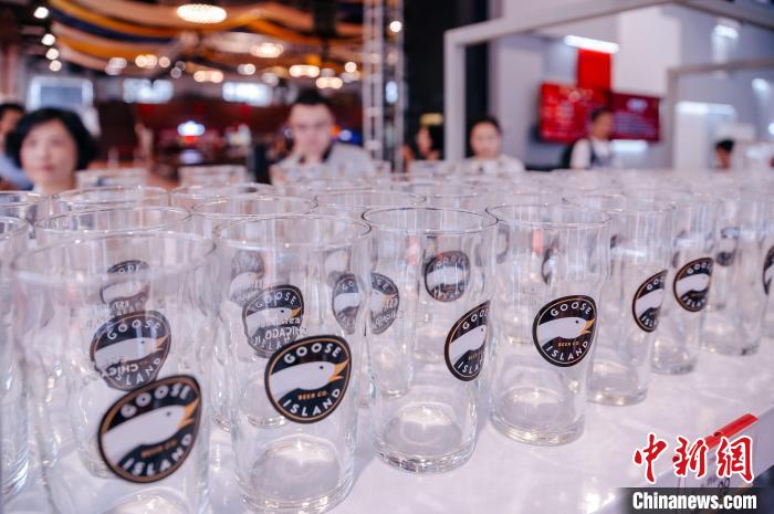 基地內(nèi)，各式啤酒文化周邊產(chǎn)品在出售?！±钅宪?攝