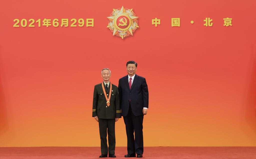 2021年6月29日，習(xí)近平總書記向“七一勛章”獲得者崔道植頒授勛章。