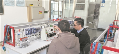 圖為哈爾濱工程大學(xué)教師指導(dǎo)學(xué)生開展新工科課程的實(shí)驗(yàn)項(xiàng)目。受訪者供圖