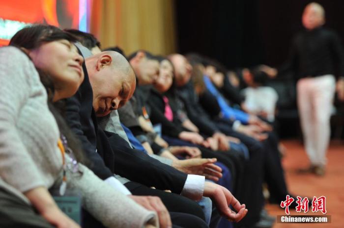 資料圖：民眾在專(zhuān)業(yè)催眠師的引導(dǎo)下睡覺(jué)，釋放壓力。<a target='_blank' href='/'>中新社</a>發(fā) 韋亮 攝