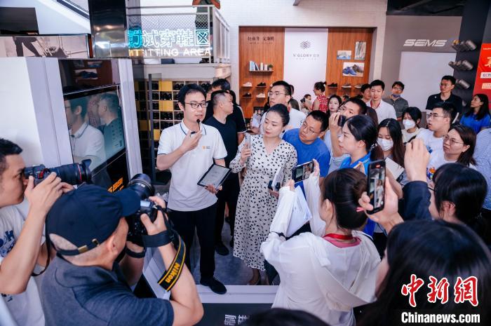 在定制鞋門店，顧客只需往腳型測量儀器上一站，幾秒后就會出具一份詳盡的腳型報告?！±钅宪?攝