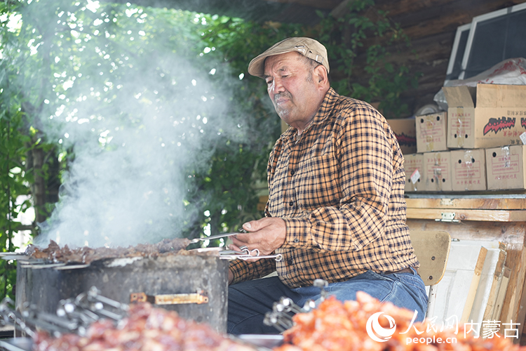 孫金花家庭小院內(nèi)，正在烤制肉串。人民網(wǎng)記者 李睿攝