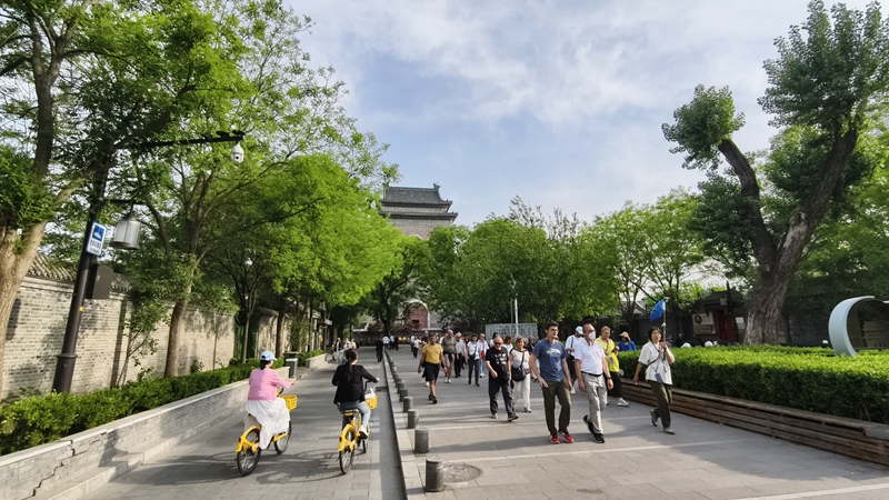 外國游客游覽北京鼓樓。人民網(wǎng)記者 李楠樺攝