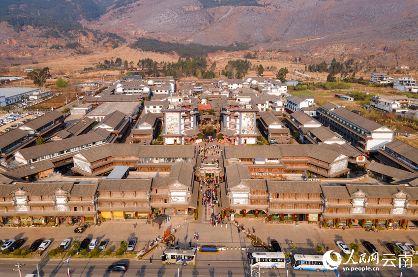 密布銀器加工作坊的新華村。人民網(wǎng)記者 符皓攝