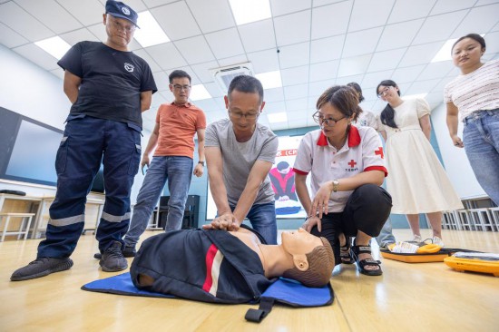 在浙江省湖州市吳興區(qū)龍泉小學(xué)，紅十字會(huì)救護(hù)員對(duì)教職工進(jìn)行自動(dòng)體外除顫器（AED）使用培訓(xùn)。新華社發(fā)（伊凡攝）
