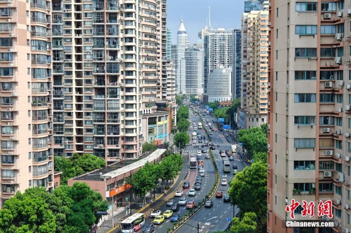 資料圖：上海黃浦區(qū)“老西門”西藏南路附近高樓林立，交通繁忙，都市風(fēng)景獨(dú)好。 /CNSphoto 王岡 攝