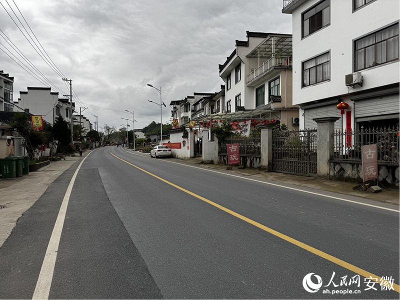 寬敞的S347公路穿過(guò)瞻淇村。人民網(wǎng)記者 胡雨松攝