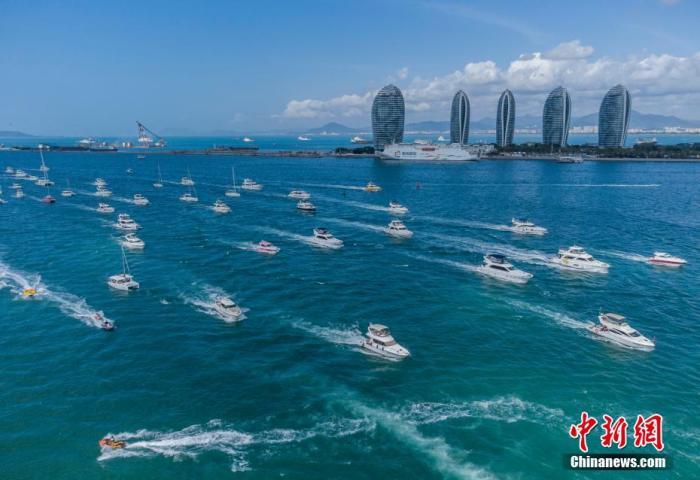 資料圖：航拍三亞眾多出海游玩的游艇回港。 駱云飛 攝