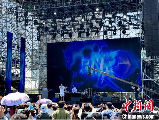 2023新疆草莓音樂節(jié)開幕打造“音樂+新消費”業(yè)態(tài)