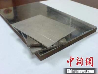 企業(yè)展示的金屬復(fù)合材料產(chǎn)品?！垕I子 攝