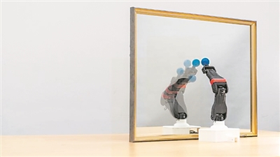  圖為機(jī)器人觀察自己在鏡子中的倒影，學(xué)習(xí)自身的形態(tài)和運(yùn)動(dòng)學(xué)，實(shí)現(xiàn)自主模擬。圖片來(lái)源：美國(guó)哥倫比亞大學(xué)