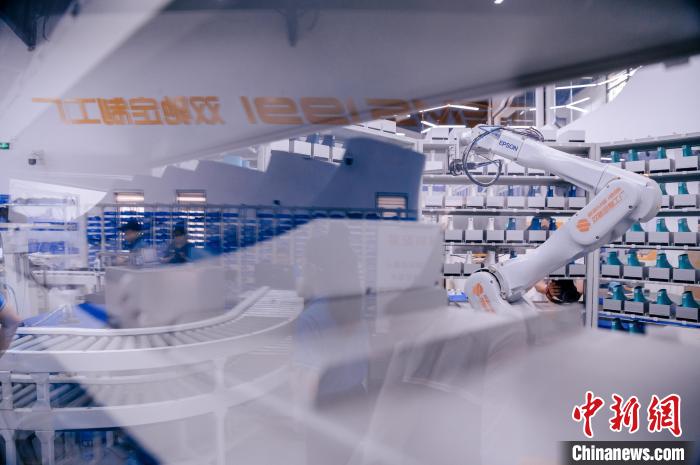 定制鞋自動化生產(chǎn)車間一角。　李南軒 攝