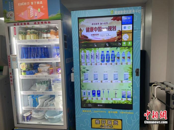 醫(yī)院里設置的飲料售賣機中包含多個品牌的電解制水 韋香惠 攝