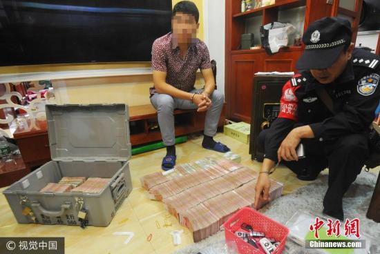 廣西南寧警方8月21日通報，當(dāng)?shù)亟粘晒善粕姘附痤~15.19億元人民幣的特大傳銷案件。圖為當(dāng)場繳獲的成捆現(xiàn)金。 圖片來源：視覺中國