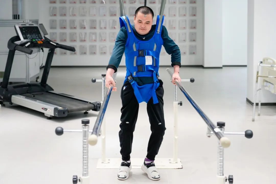在術(shù)后第14天，患者依靠自身運(yùn)動(dòng)意圖行走。復(fù)旦大學(xué)供圖