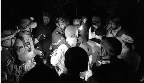 救援隊(duì)在龍山搜尋。